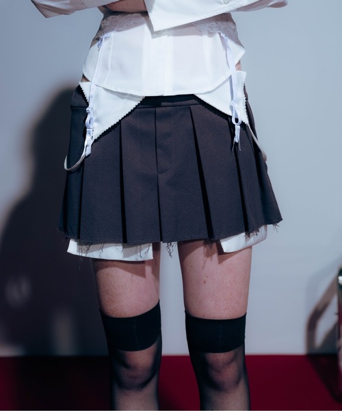 Carmelo(カーメロ)の「2way Damaged Pleat Mini Skirt / マイクロミニレイヤードプリーツスカート(スカート・レディース・ブラック/チャコールグレー・FREE)」の2枚目の写真
