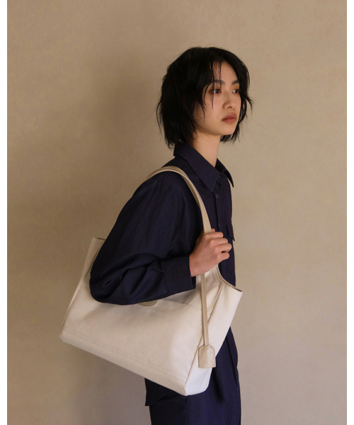 Yuje(ユジェ)の「LIBER BAG_middle (3color)(ショルダーバッグ・レディース・ブラウン系その他/ブラック/ライトベージュ・FREE)」の11枚目の写真