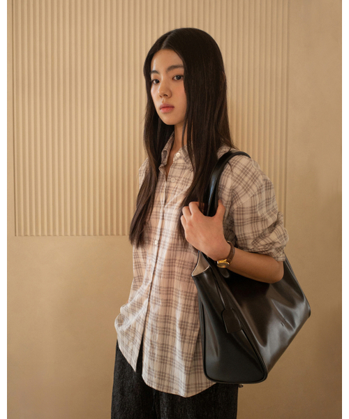 Yuje(ユジェ)の「LIBER BAG_middle (3color)(ショルダーバッグ・レディース・ブラウン系その他/ブラック/ライトベージュ・FREE)」の19枚目の写真