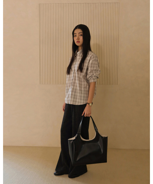 Yuje(ユジェ)の「LIBER BAG_middle (3color)(ショルダーバッグ・レディース・ブラウン系その他/ブラック/ライトベージュ・FREE)」の22枚目の写真