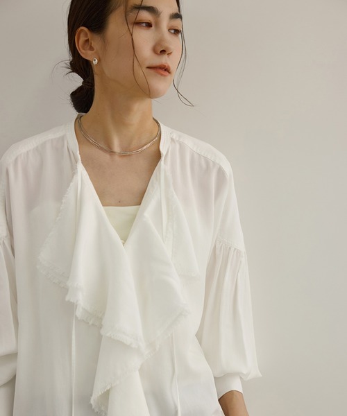 SALON adam et rope'(サロン アダム エ ロペ)の「ラッフルフリルブラウス(シャツ/ブラウス・レディース・ブラック/オフホワイト・FREE)」の2枚目の写真