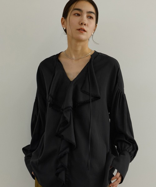 SALON adam et rope'(サロン アダム エ ロペ)の「ラッフルフリルブラウス(シャツ/ブラウス・レディース・ブラック/オフホワイト・FREE)」の1枚目の写真