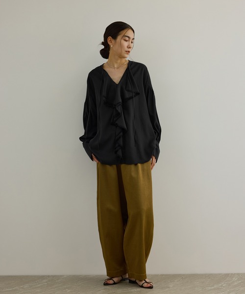 SALON adam et rope'(サロン アダム エ ロペ)の「ラッフルフリルブラウス(シャツ/ブラウス・レディース・ブラック/オフホワイト・FREE)」の3枚目の写真