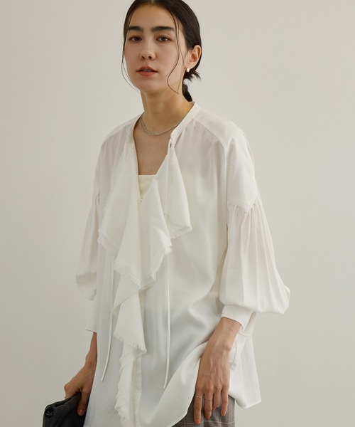 SALON adam et rope'(サロン アダム エ ロペ)の「ラッフルフリルブラウス(シャツ/ブラウス・レディース・ブラック/オフホワイト・FREE)」の6枚目の写真