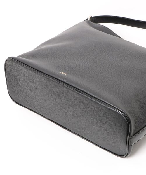 A.P.C.（アーペーセー）の「SAC VERA MAXI（ショルダーバッグ・レディース・ブラック・MEDIUM）」の3枚目の写真