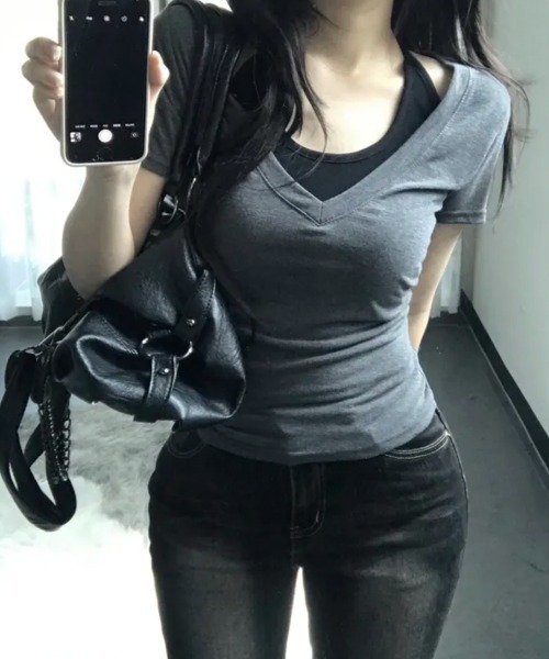 Emilie(エミリー)の「ホルターネックドッキング スリムフィット 半袖Tシャツ(Tシャツ/カットソー・レディース・ブルー/グレー/ブラック/チャコールグレー・FREE)」の14枚目の写真
