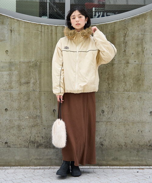 FREAK'S STORE（フリークスストア）の「UMBRO × FREAK'S STORE/アンブロ 別注 Fur Hoodie Nylon Jacket/別注ファー付き ナイロンジャケット（ナイロンジャケット・レディース・ブラウン/ネイビー/ナチュラル・ﾌﾘ-）」の4枚目の写真