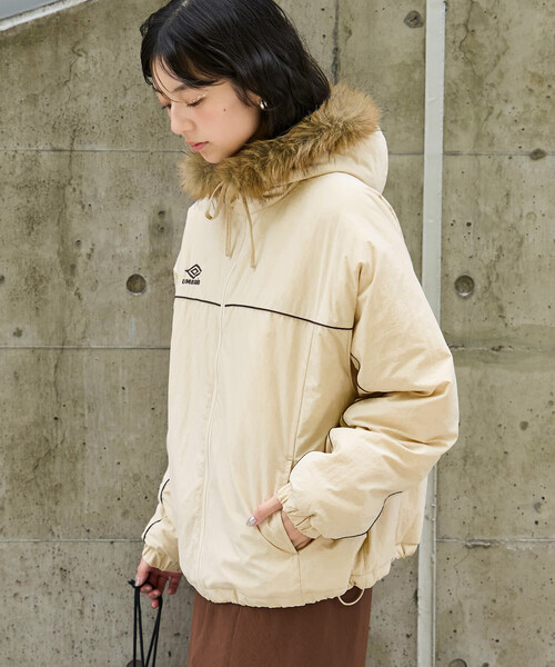 FREAK'S STORE（フリークスストア）の「UMBRO × FREAK'S STORE/アンブロ 別注 Fur Hoodie Nylon Jacket/別注ファー付き ナイロンジャケット（ナイロンジャケット・レディース・ブラウン/ネイビー/ナチュラル・ﾌﾘ-）」の9枚目の写真