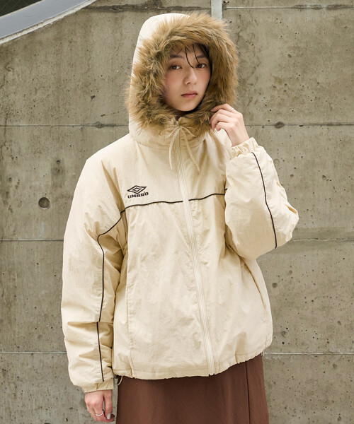 FREAK'S STORE（フリークスストア）の「UMBRO × FREAK'S STORE/アンブロ 別注 Fur Hoodie Nylon Jacket/別注ファー付き ナイロンジャケット（ナイロンジャケット・レディース・ブラウン/ネイビー/ナチュラル・ﾌﾘ-）」の11枚目の写真