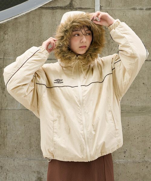 FREAK'S STORE（フリークスストア）の「UMBRO × FREAK'S STORE/アンブロ 別注 Fur Hoodie Nylon Jacket/別注ファー付き ナイロンジャケット（ナイロンジャケット・レディース・ブラウン/ネイビー/ナチュラル・ﾌﾘ-）」の12枚目の写真