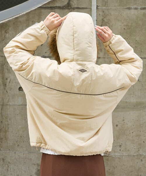 FREAK'S STORE（フリークスストア）の「UMBRO × FREAK'S STORE/アンブロ 別注 Fur Hoodie Nylon Jacket/別注ファー付き ナイロンジャケット（ナイロンジャケット・レディース・ブラウン/ネイビー/ナチュラル・ﾌﾘ-）」の13枚目の写真