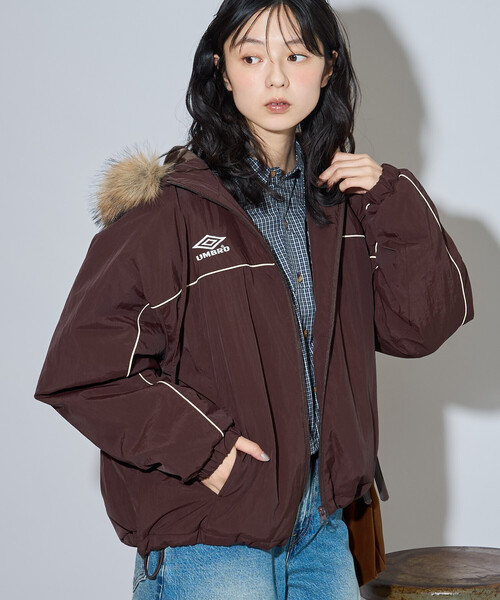 FREAK'S STORE（フリークスストア）の「UMBRO × FREAK'S STORE/アンブロ 別注 Fur Hoodie Nylon Jacket/別注ファー付き ナイロンジャケット（ナイロンジャケット・レディース・ブラウン/ネイビー/ナチュラル・ﾌﾘ-）」の22枚目の写真
