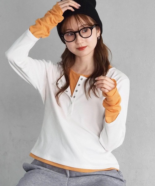 tiptop(ティップトップ)の「【ZOZO限定カラーあり】配色シアー×ヘンリーネックレイヤードロンT(Tシャツ/カットソー・レディース・ブラック/グレー系その他/オフホワイト/ブラウン/チャコールグレー・FREE)」の2枚目の写真