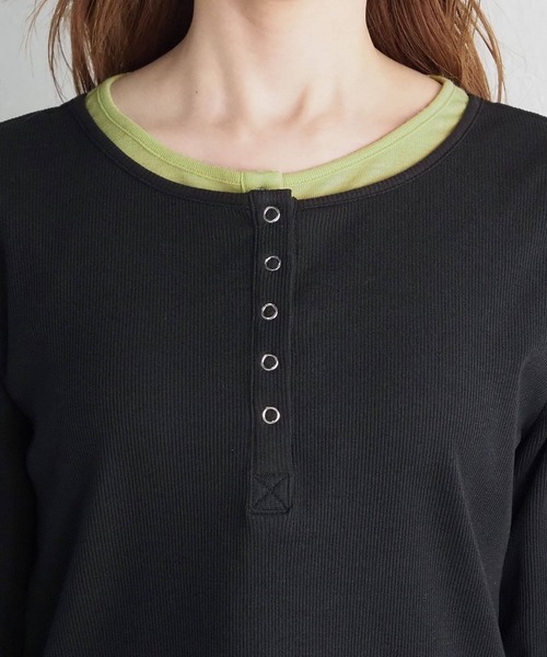 tiptop(ティップトップ)の「【ZOZO限定カラーあり】配色シアー×ヘンリーネックレイヤードロンT(Tシャツ/カットソー・レディース・ブラック/グレー系その他/オフホワイト/ブラウン/チャコールグレー・FREE)」の6枚目の写真