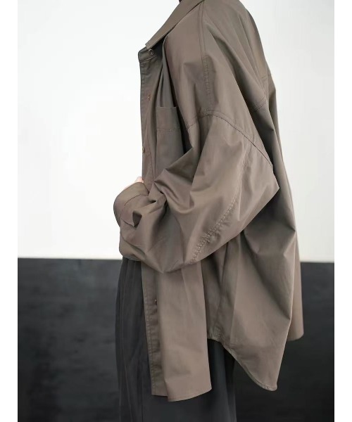 LUCPY(ラクピー)の「オーバーサイズルーズシャツ(シャツ/ブラウス・レディース・ブラウン・XX-LARGE/X-LARGE/LARGE/MEDIUM)」の2枚目の写真