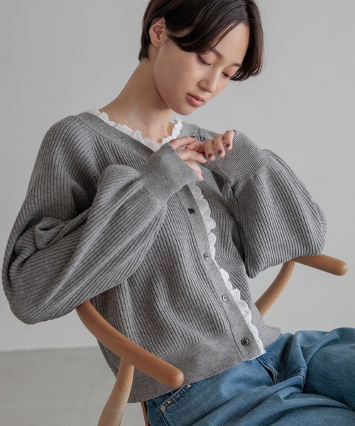 LOWRYS FARM(ローリーズファーム)の「レーストリムVカーディガン 1063703(ニット/セーター・レディース・ブラック/グレー/アイボリー・FREE)」の3枚目の写真