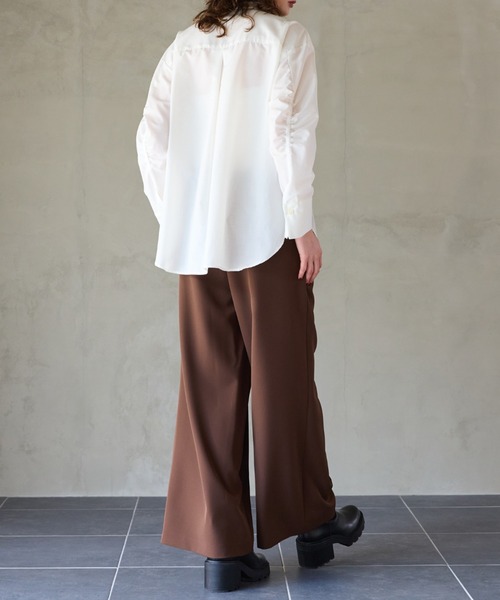R-ISM(リズム)の「【洗える】シャーリングシャツ(シャツ/ブラウス・レディース・オフホワイト/ワインレッド/ネイビー・2/4)」の6枚目の写真