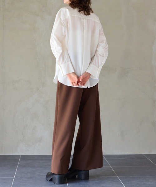 R-ISM(リズム)の「【洗える】シャーリングシャツ(シャツ/ブラウス・レディース・オフホワイト/ワインレッド/ネイビー・2/4)」の8枚目の写真