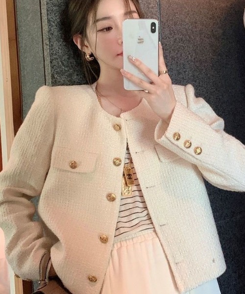 AVYL（アヴィル）の「ゴールドボタン ノーカラーツイードジャケット（ノーカラージャケット・レディース・ブラック/アイボリー・M）」の10枚目の写真