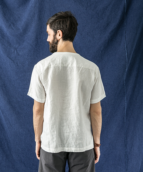 WORK NOT WORK URBAN RESEARCH(ワークノットワークアーバンリサーチ)の「WORK NOT WORK リネンクルーネック半袖プルオーバーシャツ(シャツ/ブラウス・メンズ・ホワイト/ブラック・SMALL/MEDIUM/LARGE)」の4枚目の写真