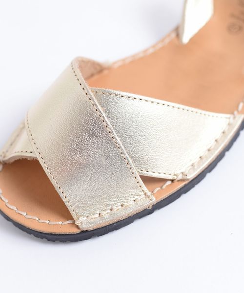 SHIPS（シップス）の「SKA：クロスアバルカサンダル◇（サンダル・レディース・ゴールド・35/36/37/38）」の2枚目の写真