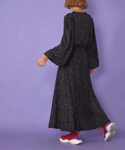 w closet（ダブルクローゼット）の「小花柄ボリューム袖ワンピース_（ワンピース・レディース・ネイビー/ブラウン/カーキ・FREE）」の6枚目の写真