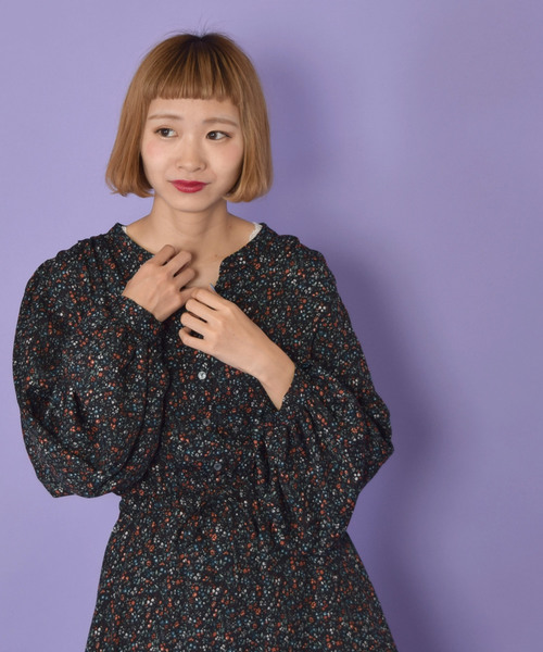 w closet（ダブルクローゼット）の「小花柄ボリューム袖ワンピース_（ワンピース・レディース・ネイビー/ブラウン/カーキ・FREE）」の8枚目の写真