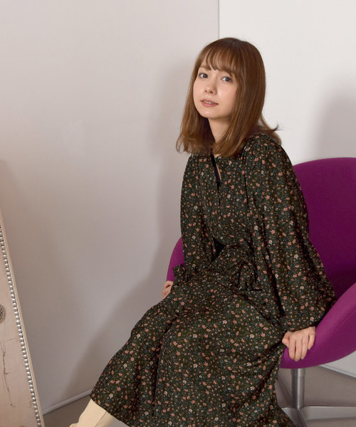 w closet（ダブルクローゼット）の「小花柄ボリューム袖ワンピース_