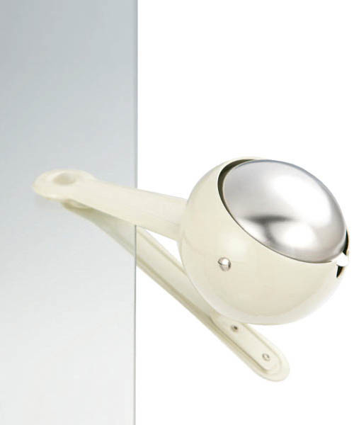 DULTON（ダルトン）の「WINDPROOF CLIP ASHTRAY /ウィンドプルーフ クリップ アッシュトレイ（アッシュトレイ/ライター・メンズ・イエロー/ブルー/ブラック/レッド/アイボリー・FREE）」の2枚目の写真