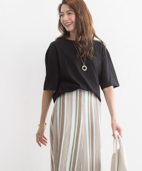 Pierrot（ピエロ）の「オーバーサイズ クルーネック Tシャツ（Tシャツ/カットソー・レディース・オフホワイト/ブラック/ネイビー/ベージュ/グレイッシュベージュ/キャメル/ベージュ系その他/ブラウン・L/M）」の2枚目の写真