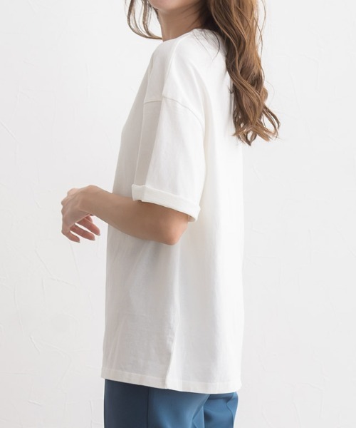 Pierrot（ピエロ）の「オーバーサイズ クルーネック Tシャツ（Tシャツ/カットソー・レディース・オフホワイト/ブラック/ネイビー/ベージュ/グレイッシュベージュ/キャメル/ベージュ系その他/ブラウン・L/M）」の22枚目の写真