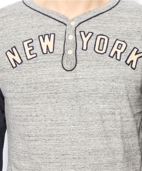 fennica Men's(フェニカメンズ)の「CHESWICK / ヘンリーネックT(Tシャツ/カットソー・メンズ・グレー/レッド・MEDIUM/SMALL/LARGE)」の3枚目の写真