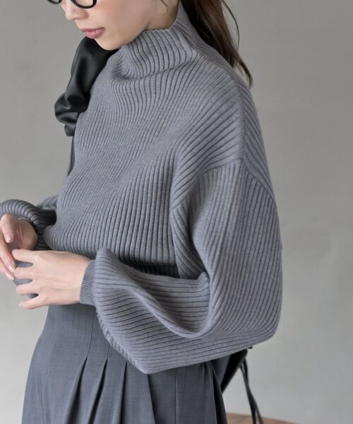 rps（アールピーエス）の「ボリューム袖ボトルネックリブニットプルオーバー（ニット/セーター・レディース・ブラック/ダークグリーン/パープル/アイボリー/ラベンダー/杢グレー/キャメル/ベージュ/ブラウン/ブルー/ピンク/ベージュ系その他/ミント/モカ/オレンジ/グリーン/グレイッシュブルー/イエロー系その他/ブラック系その他2/ホワイト系その他4/ライトベージュ/ピンク系その他/レッド/グレー系その他・M/フリー）」の6枚目の写真