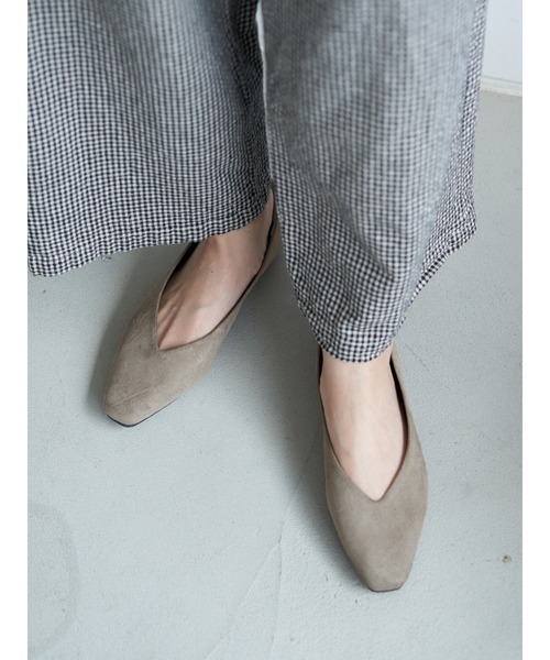 CRAFT STANDARD BOUTIQUE（クラフトスタンダードブティック）の「スリムスクエアトゥVカットフラットパンプス●（パンプス・レディース・ブラック/ブラウン/グレイッシュベージュ・S/M/L）」の3枚目の写真