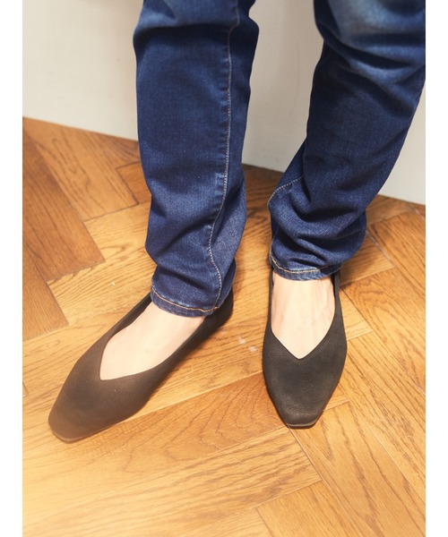 CRAFT STANDARD BOUTIQUE（クラフトスタンダードブティック）の「スリムスクエアトゥVカットフラットパンプス●（パンプス・レディース・ブラック/ブラウン/グレイッシュベージュ・S/M/L）」の2枚目の写真