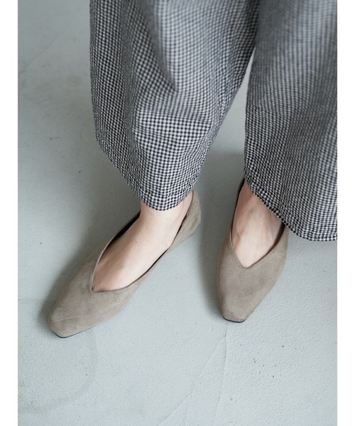 CRAFT STANDARD BOUTIQUE（クラフトスタンダードブティック）の「スリムスクエアトゥVカットフラットパンプス●（パンプス・レディース・ブラック/ブラウン/グレイッシュベージュ・S/M/L）」の4枚目の写真