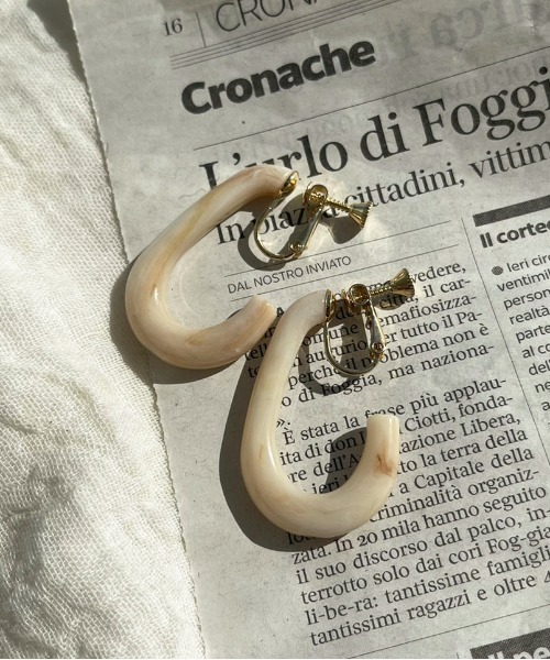 apres jour mignon（アプレジュールミニョン）の「【apresjour mignon×ARIAZ】アソートカラーイヤリング（イヤリング・レディース・モカ/アイボリー/オフホワイト/グレイッシュベージュ/ダークブラウン/マスタード/ライトブラウン/その他・ONESIZE）」の3枚目の写真