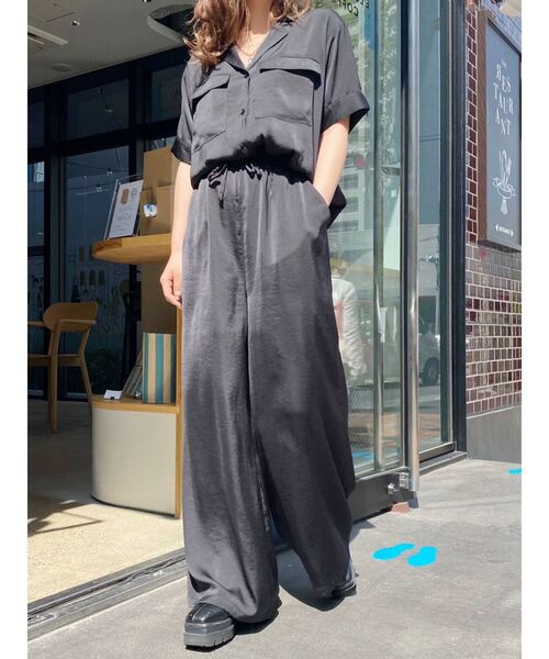 EVRIS（エヴリス）の「サテンワイドイージーパンツ【セットアップ着用可能】（その他パンツ・レディース・パープル/カーキ/ベージュ/ブラック・FREE）」の22枚目の写真