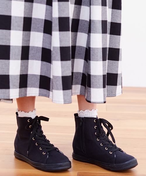 Live in comfort(リブインコンフォート)の「リブ イン コンフォート サイドファスナーで脱ぎ履きらくちん!撥水加工の 大人ハイカットキャンバススニーカー(スニーカー・レディース・ブラック/ベージュ・LARGE/X-LARGE/MEDIUM)」の2枚目の写真