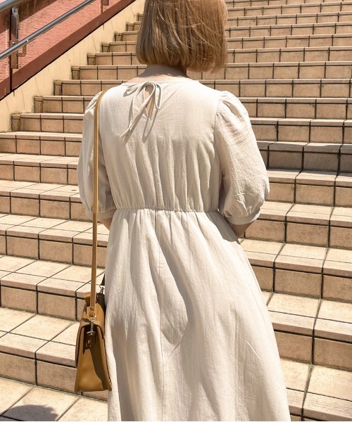 apres jour（アプレジュール）の「バックリボンパフワンピース【ZOZOTOWN限定アイテム】（ワンピース・レディース・オフホワイト/ブラック/ベージュ・フリー/X-LARGE）」の19枚目の写真