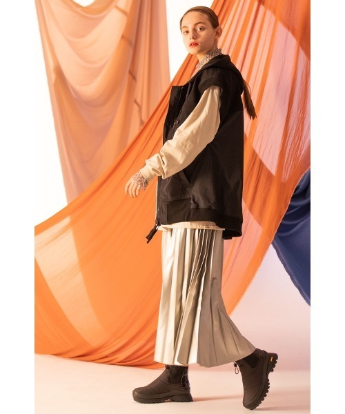 AULA AILA（アウラアイラ）の「フェイクレザープリーツスカート（スカート・レディース・レッド/オフホワイト/ブラック/シルバー・1/0）」の12枚目の写真