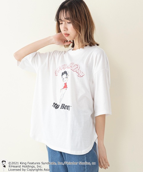 BETTY BOOP(ベティ・ブープ)の「【ベティー】ラウンドヘムオーバーサイズTシャツ(Tシャツ/カットソー・レディース・ダークグリーン/パープル/オフホワイト/ブラック系その他/グリーン系その他/スミクロ・FREE)」の2枚目の写真