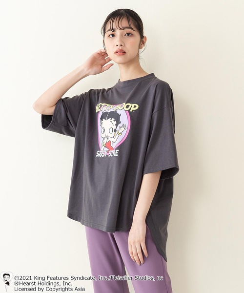 BETTY BOOP(ベティ・ブープ)の「【ベティー】ラウンドヘムオーバーサイズTシャツ(Tシャツ/カットソー・レディース・ダークグリーン/パープル/オフホワイト/ブラック系その他/グリーン系その他/スミクロ・FREE)」の4枚目の写真