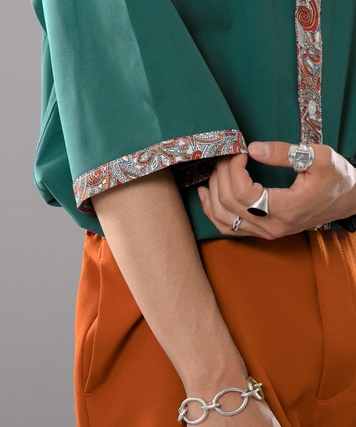 kutir（クティール）の「総柄クレリックトロミシャツ（シャツ/ブラウス・メンズ・ブラック/ダークグリーン・MEDIUM/LARGE）」の4枚目の写真