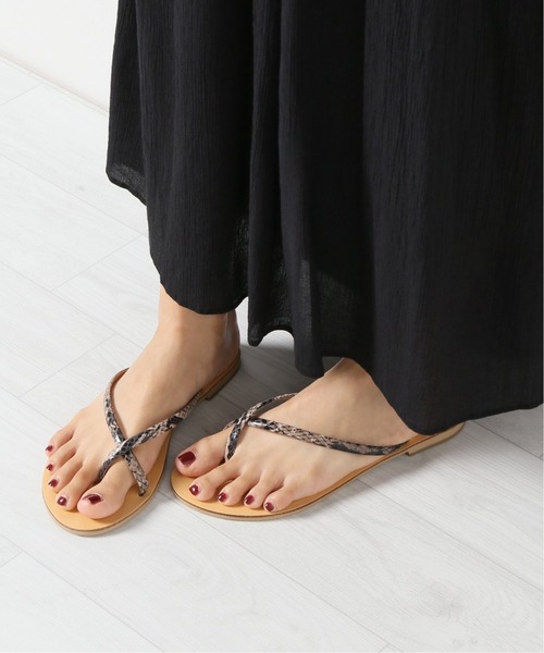 NICOLAS LAINAS（ニコラスライナス）の「NICOLAS LAINAS チューブクロストングサンダル（サンダル・レディース・ブラック/ゴールド/ベージュ系その他・35/36/38/37/39）」の2枚目の写真