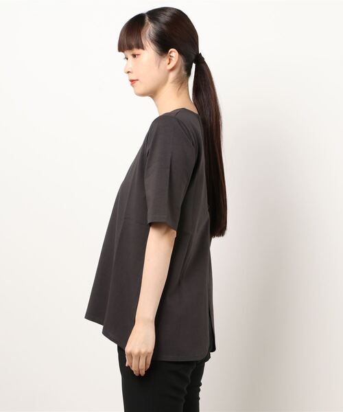 Lui's（ルイス）の「バックオープンコンパクトトップス（Tシャツ/カットソー・レディース・オフホワイト/レッド系その他/ダークグレー・FREE）」の5枚目の写真