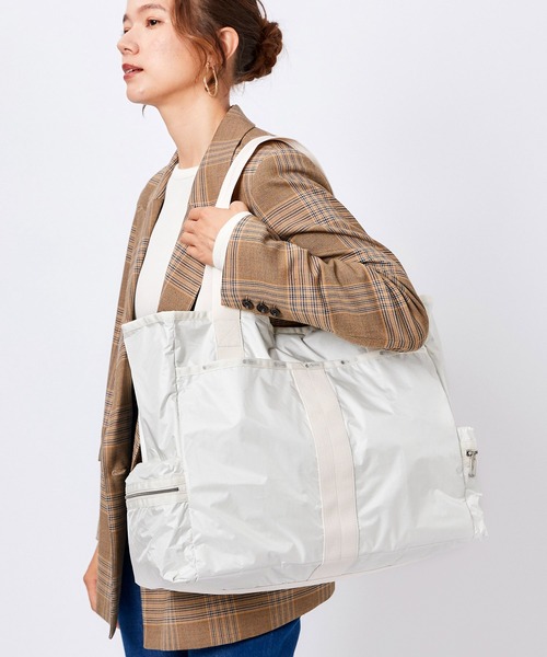 LeSportsac（レスポートサック）の「【LeSportsac Essential Collection × Naoko Okusa】URBAN TOTE　アイボリーC（トートバッグ・レディース・ベージュ・FREE）」の2枚目の写真