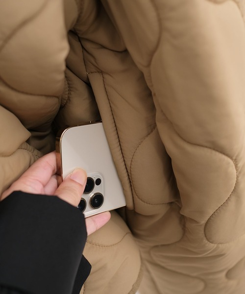 ＡＮＤＪ（アンドジェイ）の「ボア切替キルティングノーカラーコート（ダウンジャケット/コート・レディース・カーキ/モカ・M）」の8枚目の写真