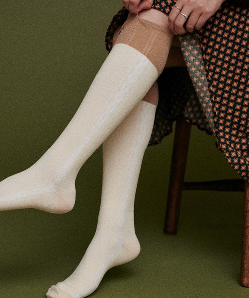 idem(イデム)の「make cute socks/着圧ハイソックス(ソックス/靴下・レディース・ベージュ・FREE)」の2枚目の写真