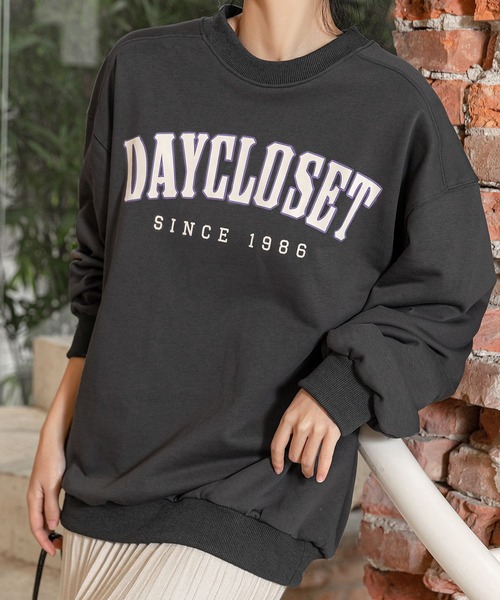 DAY CLOSET（デイ クローゼット）の「レディース DAYCLOSETロゴ入りプルオーバースウェット（スウェット・レディース・ネイビー/ホワイト系その他/グリーン/チャコールグレー・ONE SIZE）」の2枚目の写真